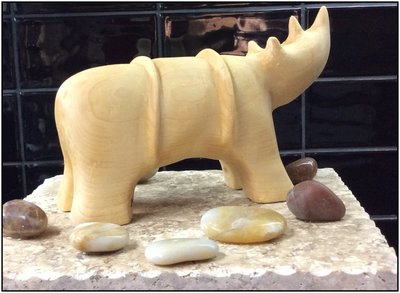 Léo le Rhino
Matériau :
	Tilleul 

Dimension :
	10’’ x 8 ‘’ 
	25 x 20 cm)

Finit :
	Laque

Spécificité :
	Base en céramique

